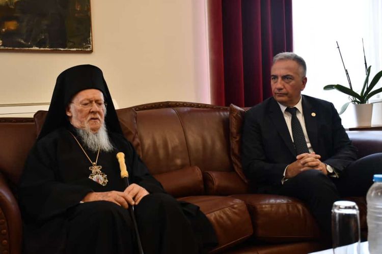 Υποδοχή του Παναγιώτατου Οικουμενικού Πατριάρχη κ.κ. Βαρθολομαίου από τον Υφυπουργό κ. Σταύρο Καλαφάτη στο Διοικητήριο