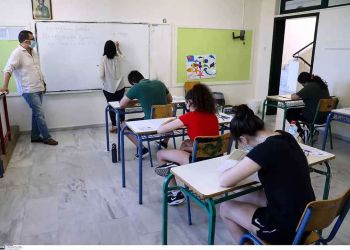 Ψυχολόγοι κοντά στα παιδιά που γράφουν Πανελλήνιες