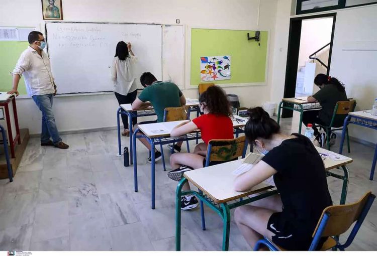 Ψυχολόγοι κοντά στα παιδιά που γράφουν Πανελλήνιες