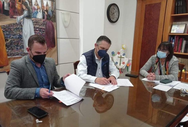 Βόλτα και υπογραφές από Κασαπίδη…