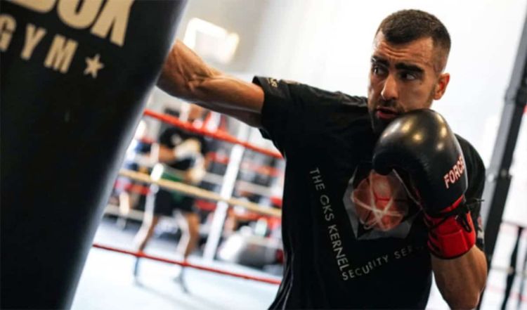 Ο Πολυνείκης Καλαμάρας του ‘mallios Team Athens’ επαγγελματίας πυγμάχος με τον ΣΕΠ