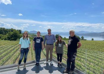 Επίσκεψη των Αντιπεριφερειαρχών σε Αγροτικούς Συνεταιρισμούς και Οινοποιούς του Βελβεντού Επίσκεψη των Αντιπεριφερειαρχών σε Αγροτικούς Συνεταιρισμούς και Οινοποιούς του Βελβεντού