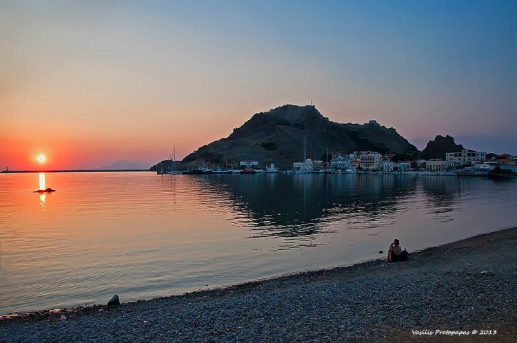 Άθως σκιάζει νώτα Λημνίας βοός