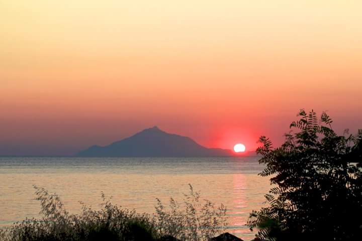 Άθως σκιάζει νώτα Λημνίας βοός