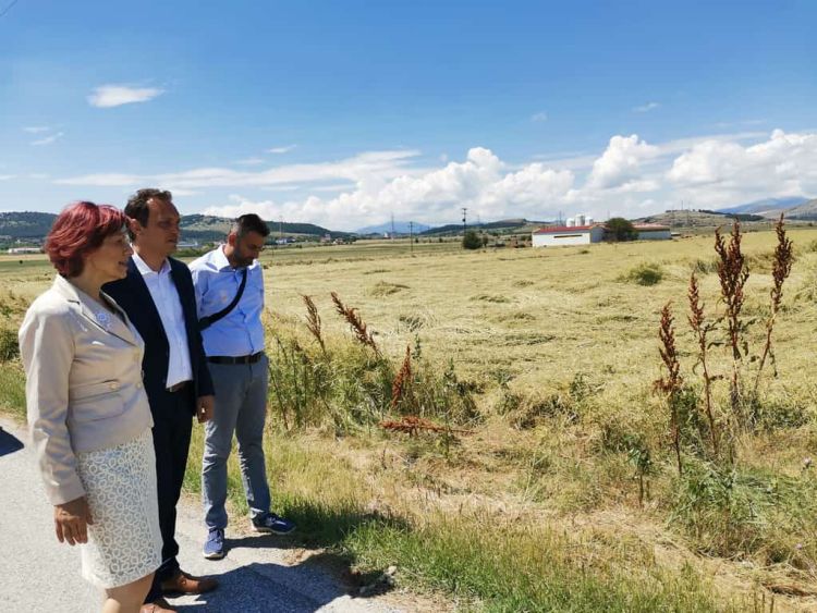 Η Παρασκευή Βρυζίδου Βουλευτής Ν. Κοζάνης στις πλημμυρισμένες καλλιέργειες στον κάμπο του Σαριγκιόλ