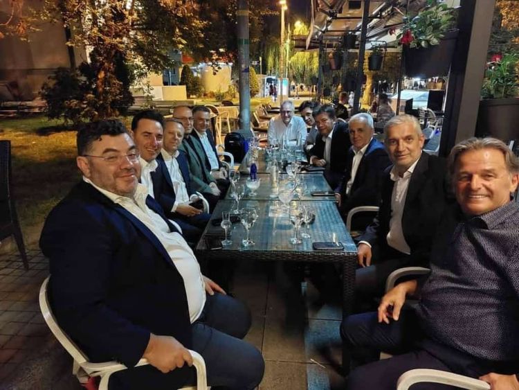 Κόσσοβο Ελλάδα 0 1: Ο πρόεδρος της ΕΠΣ Κοζάνης κ Αποστόλου Γιάννης στο Κόσσοβο μαζί με τον πρόεδρο της ΕΠΟ κ Μπαλτάκο