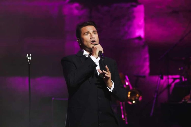 Μάριος Φραγκούλης: Mε το τραγούδι μπορούμε να βοηθήσουμε τη χώρα στις δύσκολες στιγμές