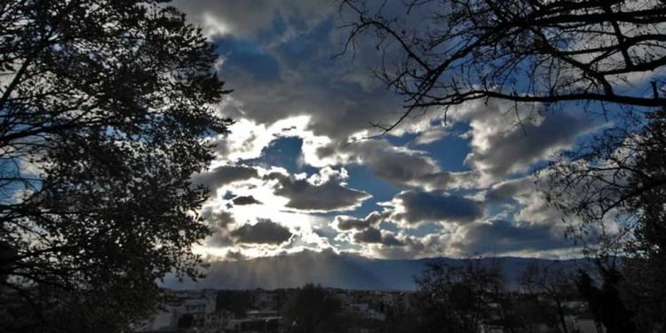 Ο Καιρός Σήμερα: Γενικά αίθριος με συννεφιά και τοπικές βροχές στα βορειοδυτικά