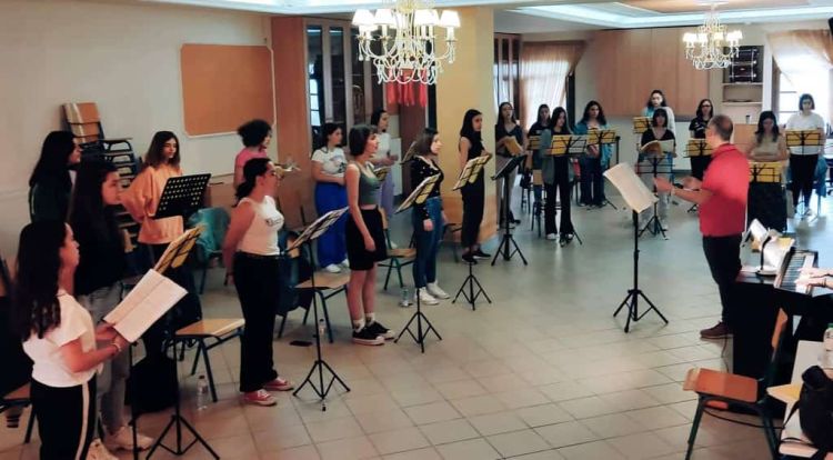 «΄Αξιον Εστί» Μίκη Θεοδωράκη: Εκπληκτικό Αποτέλεσμα Στις Πρόβες Της Χορωδίας Του Μουσικού Σχολείου Σιάτιστας