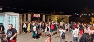 Άναψαν φανό μέσα στο κατακαλόκαιρο…