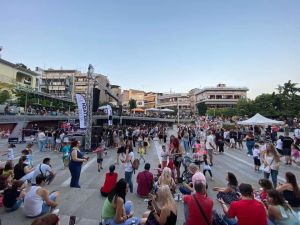 Ένα καλοκαιρινό party της αγοράς στην Κοζάνη με τη «Λευκή νύχτα» Ένα καλοκαιρινό Party της αγοράς στην Κοζάνη με τη «Λευκή νύχτα»