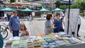 Η κεντρική πλατεία Κοζάνης “μετατράπηκε”  σε αγορά βιβλίου