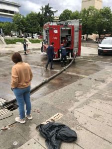 Κλήθηκε μέχρι και η Πυροσβεστική στην κεντρική πλατεία Κοζάνης.