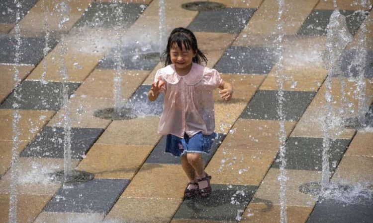 Κίνα: Πρωτοφανής καύσωνας «λιώνει» σκεπές, καταστρέφει δρόμους και στέλνει πολίτες στα καταφύγια