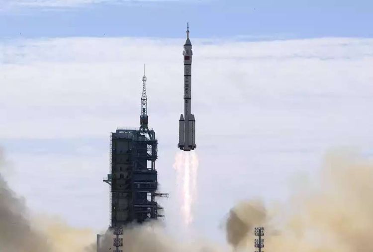 Κινεζικός πύραυλος: Θρίλερ με τη συντριβή του – Από ώρα σε ώρα τα συντρίμμια του στη Γη – Πόσο κινδυνεύει η Ελλάδα