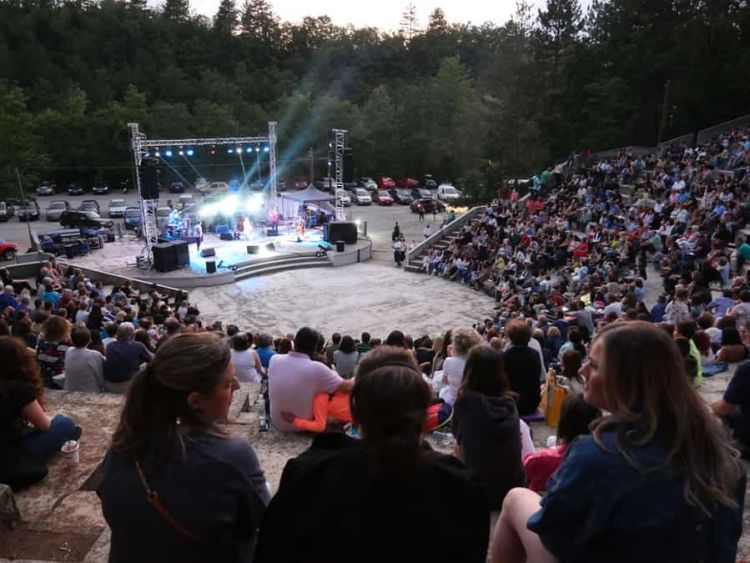 «Μάγεψε» η Μαρία Παπαγεωργίου στο κατάμεστο Υπαίθριο Θέατρο Γρεβενών –  Συναυλία ορόσημο της κορυφαίας ερμηνεύτριας