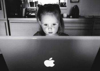 Οι έξι σοβαροί λόγοι για να μην αναρτάτε στα Social Media φωτογραφίες παιδιών, «δεν είναι ακίνδυνο»