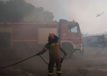 Οι πυροσβέστες του έσωσαν το σπίτι και του άφησαν σημείωμα ζητώντας συγγνώμη γιατί του έσπασαν την πόρτα
