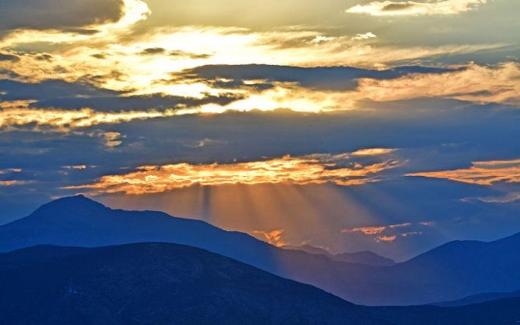 Ο Καιρός Σήμερα: Ηλιοφάνεια και ζέστη με δυσμενείς πυρομετεωρολογικές συνθήκες