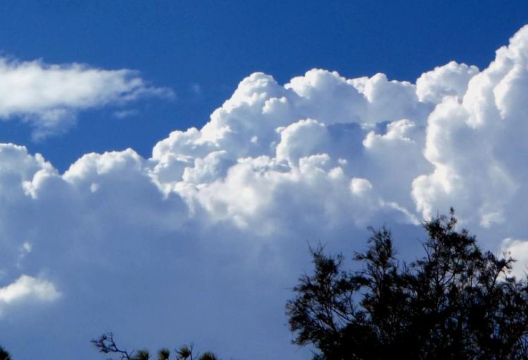 Ο Καιρός Σήμερα: Ηλιοφάνεια με λίγα σύννεφα τοπικά και υψηλές θερμοκρασίες