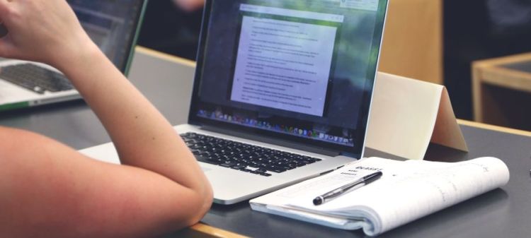 Σεμινάρια της ΚΔΒΚ για ενήλικες στη χρήση ηλεκτρονικών υπολογιστών.