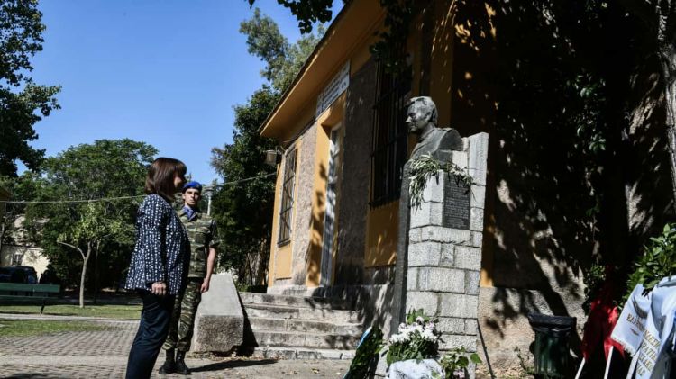 Στεφάνι στην προτομή του Σπύρου Μουστακλή – Από την Προέδρο της Δημοκρατίας Κατερίνα Σακελλαροπούλου