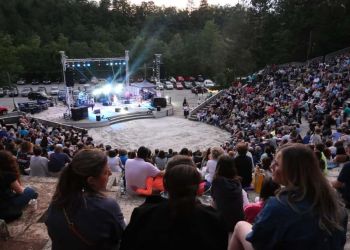 «Μάγεψε» η Μαρία Παπαγεωργίου στο κατάμεστο Υπαίθριο Θέατρο Γρεβενών –  Συναυλία ορόσημο της κορυφαίας ερμηνεύτριας