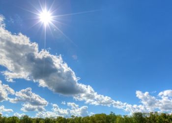 Ο Καιρός Σήμερα: Ηλιοφάνεια Και Ζέστη, Με Νεφώσεις Στα Ορεινά