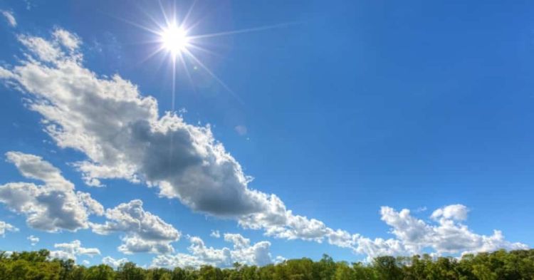 Ο Καιρός Σήμερα: Ηλιοφάνεια Με Λίγες Αραιές Νεφώσεις Και Σχετικά Υψηλές Θερμοκρασίες