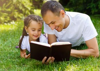 Πρέπει  Τα  Παιδιά Να Διαβάζουν Το Καλοκαίρι;