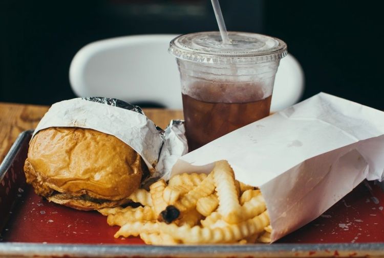 Άνοια: Τα υπερεπεξεργασμένα τρόφιμα δείχνουν να αυξάνουν τον κίνδυνο