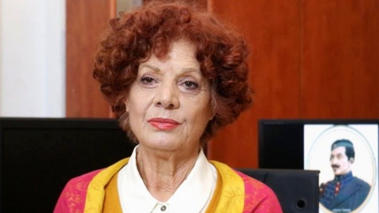 Ένα πεντάχρονο κορίτσι, η Μαρία, άθαφτη, χωρίς πατρίδα, περιμένει..