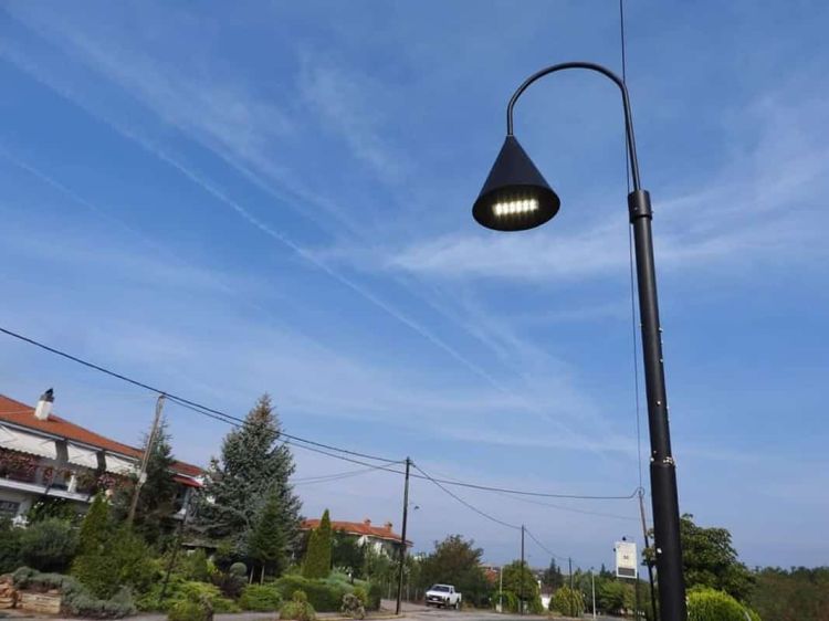 Νέα φωτιστικά στην είσοδο της Νεάπολης