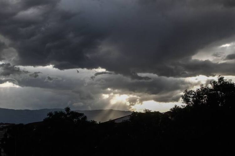 Ο Καιρός Σήμερα: Άστατος καιρός με τοπικές βροχές ή καταιγίδες και μικρή πτώση της θερμοκρασίας