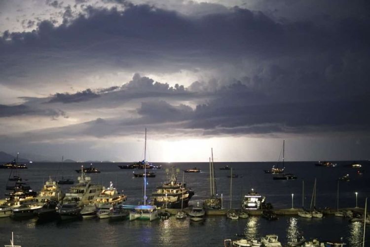 Ο Καιρός Σήμερα: Άστατος με νεφώσεις με βροχές και σποραδικές καταιγίδες