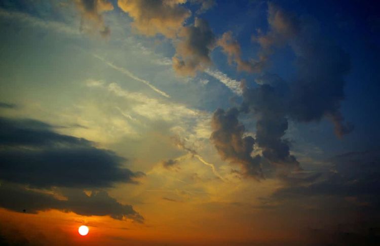 Ο Καιρός Σήμερα: Ηλιοφάνεια με λίγες νεφώσεις με πιθανότητα τοπικών βροχών