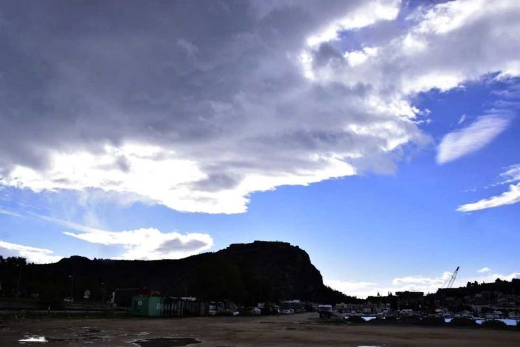 Ο Καιρός Σήμερα: Ηλιοφάνεια με νεφώσεις και σποραδικές βροχές και ενδεχομένως καταιγίδες