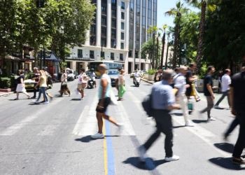 Πενήντα άνθρωποι λιγότεροι κάθε μέρα λόγω κοροναϊού – Καμπανάκι των ειδικών για τους σκληρούς δείκτες