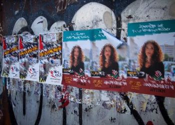 Πρόστιμο έως 30.000 ευρώ για παράνομη αφισοκόλληση, στις Περιφέρειες η αρμοδιότητα