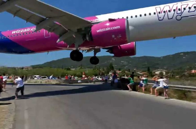 Σκιάθος: Τρομακτική προσγείωση αεροπλάνου, πέρασε μια ανάσα από τον κόσμο (βίντεο)