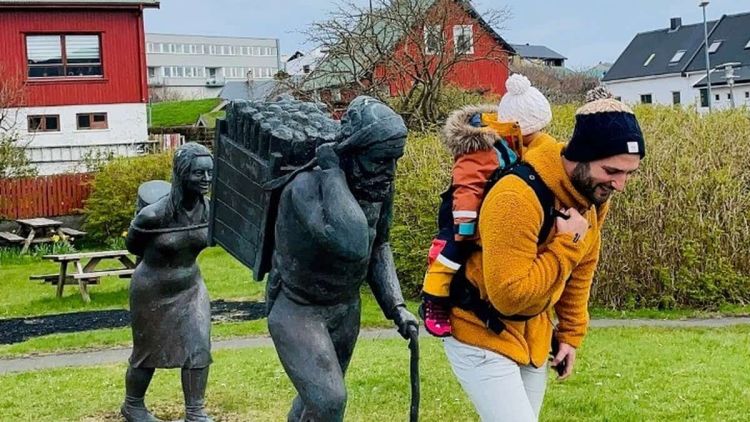 Ταξίδεψε σε περίπου 20 χώρες σε 11 μήνες και είναι μόλις 18 μηνών!