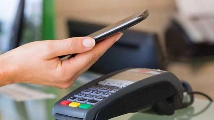 Το «πλαστικό χρήμα» κυριαρχεί στις διακοπές και όχι μόνο – Οι Έλληνες πληρώνουν παντού με κάρτα