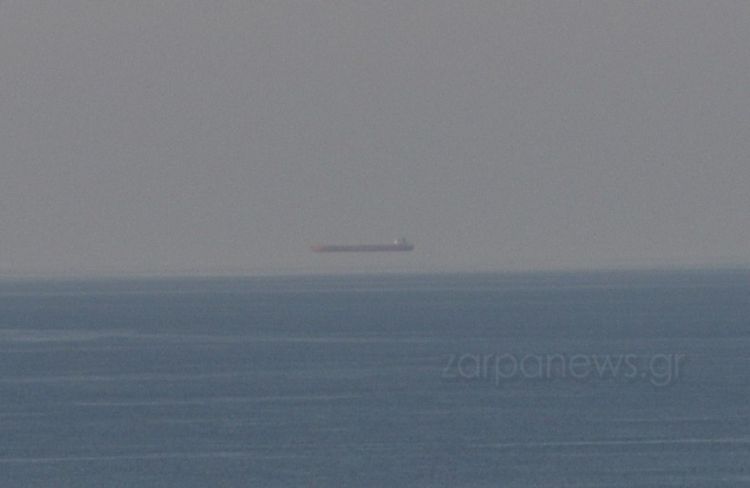 Το φαινόμενο Fata Morgana εμφανίστηκε στα Χανιά – Γιατί βλέπουμε το δεξαμενόπλοιο να «αιωρείται»;
