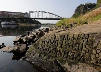 Αν Με Δεις Τότε Κλάψε… Εμφανίστηκαν Οι Πέτρες Της Πείνας Στα Ποτάμια Της Γερμανίας Και Της Τσεχίας