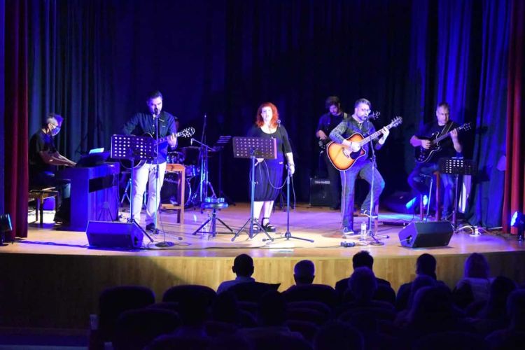 Με τη συναυλία του συγκροτήματος ΑκουαΡε-Λα συνεχίστηκε το "Πολιτιστικό Καλοκαίρι" του Δήμου Φλώρινας Με τη συναυλία του συγκροτήματος ΑκουαΡε Λα συνεχίστηκε το “Πολιτιστικό Καλοκαίρι” του Δήμου Φλώρινας