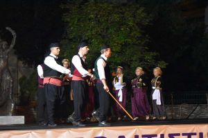 Παρουσίαση παραδοσιακών χορών στο "Πολιτιστικό Καλοκαίρι" του Δήμου Φλώρινας Παρουσίαση παραδοσιακών χορών στο “Πολιτιστικό Καλοκαίρι” του Δήμου Φλώρινας