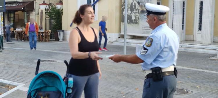 Ενημερωτικά φυλλάδια, με τους κανόνες κυκλοφορίας διανεμήθηκαν από αστυνομικούς του Τμήματος Τροχαίας Κοζάνης