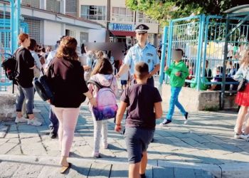 Ενημερωτικά φυλλάδια τροχαίας διανεμήθηκαν από αστυνομικούς σε μαθητές