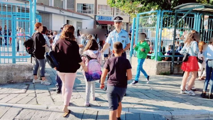 Ενημερωτικά φυλλάδια τροχαίας διανεμήθηκαν από αστυνομικούς σε μαθητές