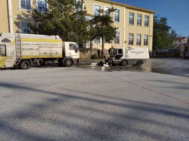 Καθαρισμός των σχολικών αυλών από συνεργεία του Δήμου Φλώρινας
